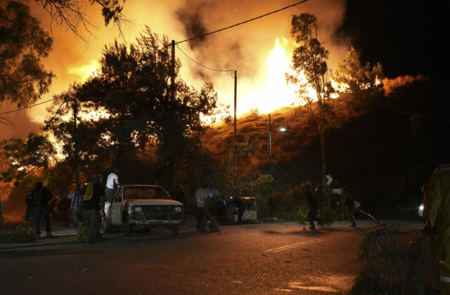Grécky ostrov Chios bojuje s požiarmi, vláda vyhlásila stav núdze