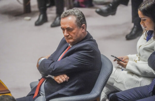 Izraelský minister obrany prikázal armáde rázne reagovať, ak Teherán poruší prímerie