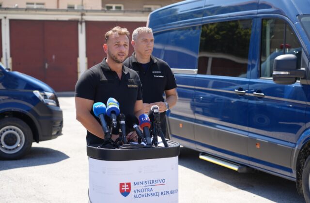 Kontrolné chemické laboratória civilnej ochrany dostali nové vozidlá, odovzdal ich minister Šutaj Eštok