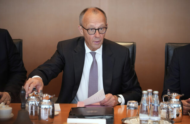 Cieľom zvýšenia výdavkov na obranu nie je podľa nemeckého kancelára snaha o potešenie Trumpa