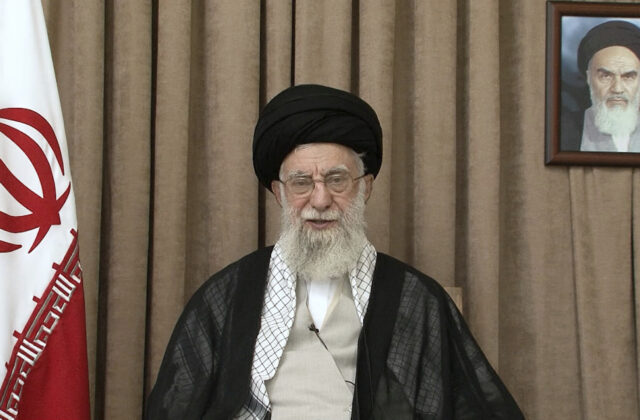 Chameneí hrozí ďalšími útokmi na americké základne na Blízkom východe