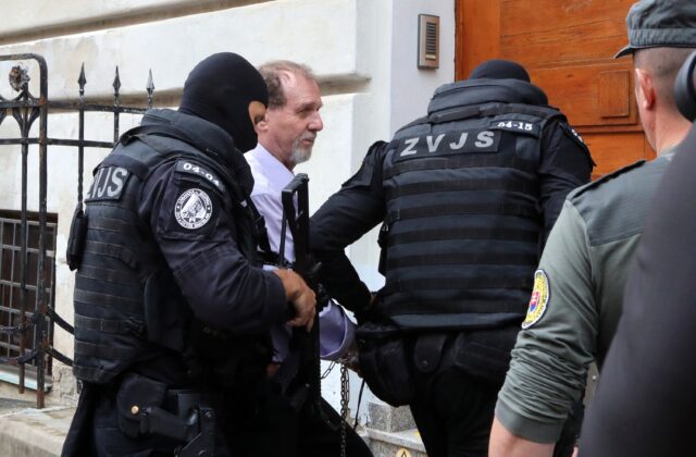 Začal sa proces s Cintulom. Muž, ktorý strieľal na Fica, zakričal pred súdom Nech žije demokracia