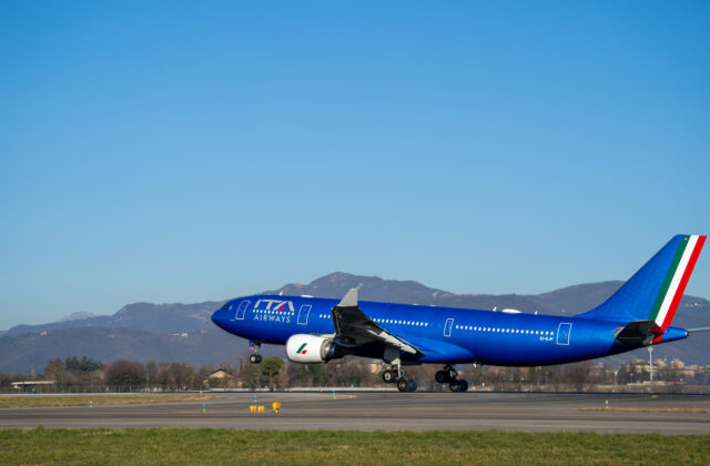 Muž na letisku v talianskom Bergame zomrel, keď ho vtiahol motor lietadla