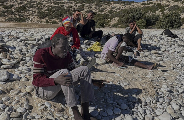 Gréci pozastavia azylové konania pre migrantov prichádzajúcich na lodiach zo severnej Afriky