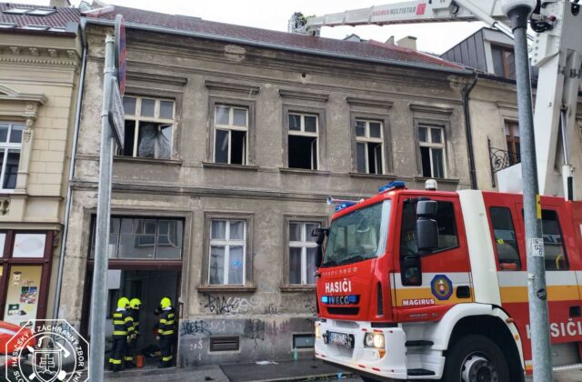 Pri požiari bytu v bratislavskom Starom Meste sa zranil jeden človek, predchádzal mu výbuch