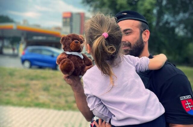 Bratislavskí policajti pátrali v Dúbravke po trojročnom dievčatku, našli ho všímaví seniori