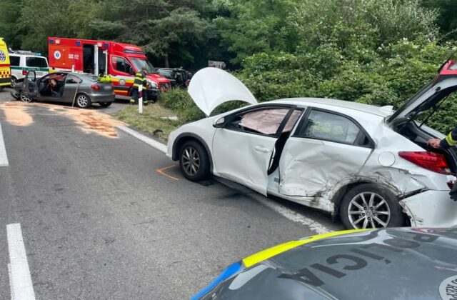 Medzi Stupavou a Lozornom sa zrazili dve osobné autá, zranené sú až štyri osoby