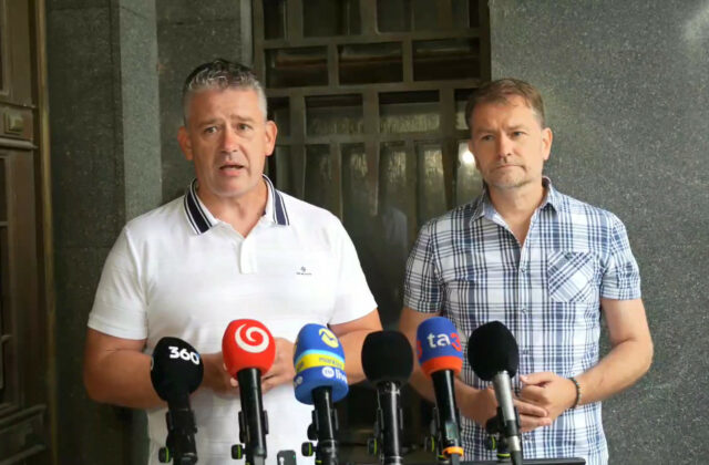 Ministerstvo vnútra a polícia svojou komunikáciou narušili medzinárodnú operáciu, kritizuje opozícia – VIDEO