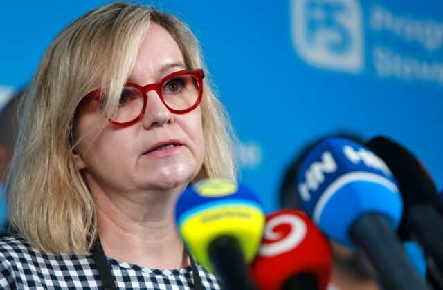 Riaditeľka Bibiany Flach podľa progresívcov porušila zákon, ministerku Šimkovičovú vyzývajú na jej odvolanie – VIDEO