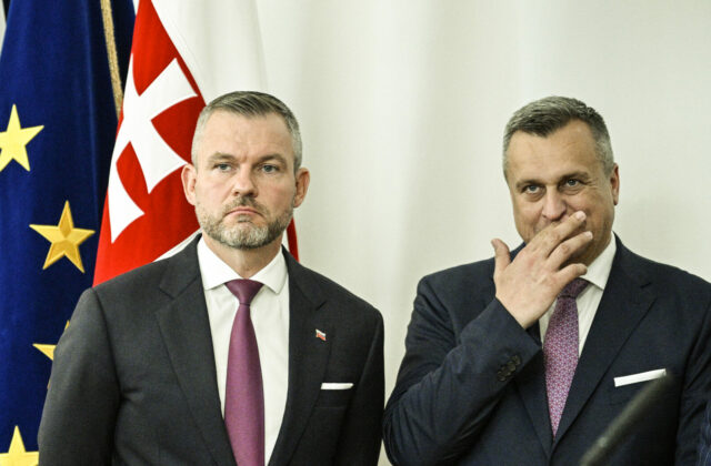 Danko chce Pellegrinimu znížiť plat o polovicu. Premiér by mal zarábať viac než prezident, tvrdí