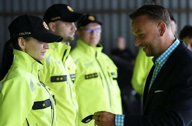 Šutaj Eštok odovzdal polícii ďalších 20 mobilných kancelárií, budú slúžiť pri nehodách po celom Slovensku – VIDEO