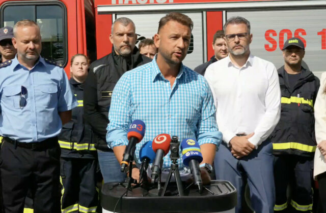 Šutaj Eštok odmieta kritiku opozície. Po veternej smršti štát konal okamžite, pomoc už dostalo 190 domácností – VIDEO