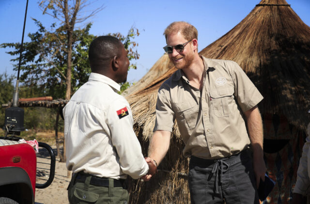 Princ Harry kráča v Dianiných šľapajach. Prešiel odmínovaným poľom, deti učil, ako sa vyhnúť smrti – FOTO
