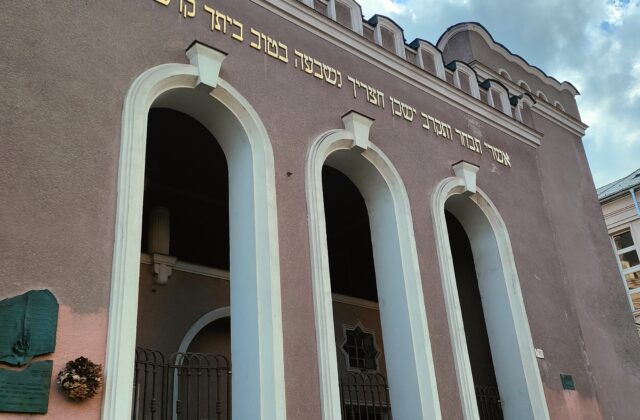 Druhú svetovú vojnu prežilo veľmi málo košických Židov, stopy po nich ale možno nájsť v meste dodnes