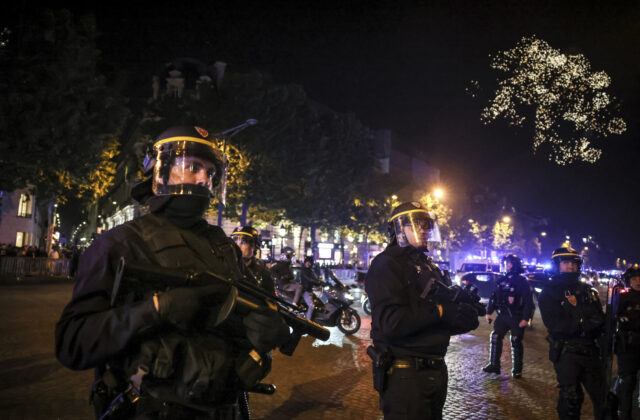 Maskovaní výtržníci zaútočili na diaľnicu v Limoges, polícia hlási zranených