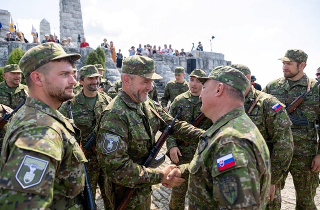 Účastníci výcviku do Národných obranných síl zložili slávnostnú prísahu, boli medzi nimi aj Pellegrini a Kaliňák – VIDEO, FOTO