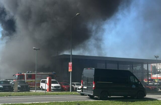 V Dunajskej Strede horela strecha autosalónu s fotovoltikou. Hasiči evakuovali vozidlá z okolia – FOTO