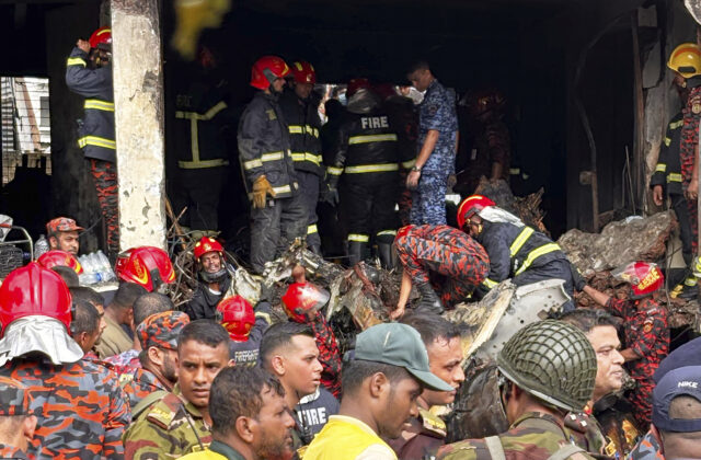 Na areál vysokej školy v Bangladéši spadlo vojenské lietadlo, zomrelo najmenej 16 ľudí