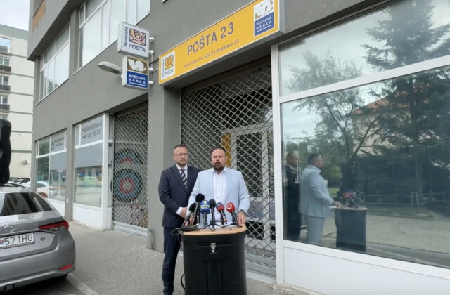 Progresívci kritizujú ministra Ráža. Namiesto modernizácie ruší pobočky pôšt a mlčí o pláne – VIDEO