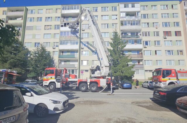 Z bytu v Košiciach šľahali plamene, zasahovala výšková technika aj hasičská sanitka – FOTO