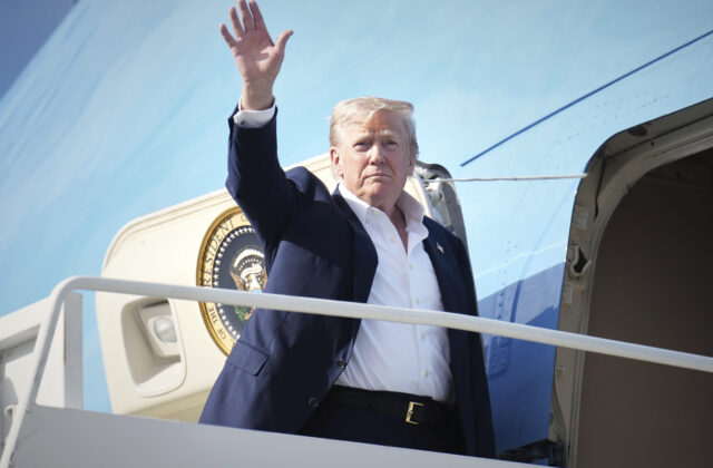 Ak Putin do desať dní neukončí boje na Ukrajine, bude čeliť sankciám, vyhlásil Trump