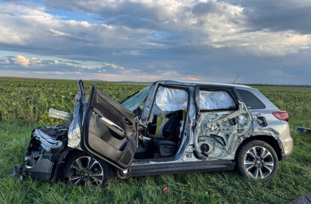 Osobné vozidlo sa zrazilo s nákladiakom smerom na Semerovo, 47-ročný vodič neprežil – FOTO