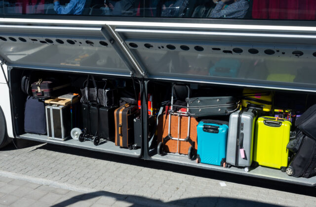 Žena cestovala s dvojročným dieťaťom uväzneným v kufri v batožinovom priestore