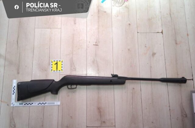 Žena v Dubnici nad Váhom vystrelila zo vzduchovky sedemkrát na partnera, polícia ju zadržala – FOTO
