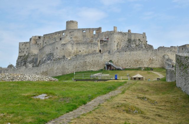 Spišský hrad láka v lete turistov na nočné prehliadky, šermiarov i rytiersky turnaj