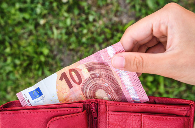 Vyžiť zo mzdy je problém pre väčšinu Slovákov, prieskum odhalil tvrdú realitu slovenských domácností