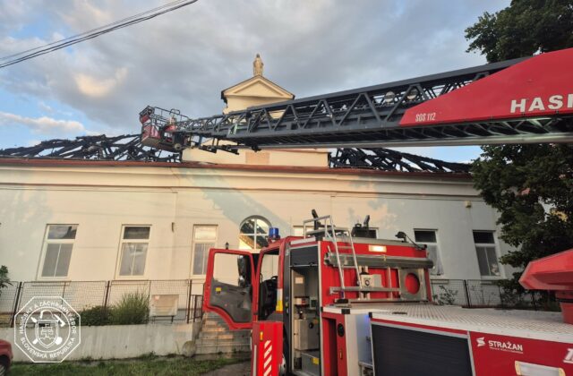 Hasiči mali plné ruky práce v Číčove, kde horela fara. Zásah trval takmer osem hodín