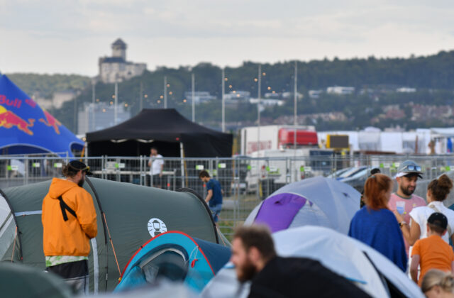 Festival Grape 2025 očakáva desaťtisíce návštevníkov, ľudí lákajú zahraniční aj domáci interpreti