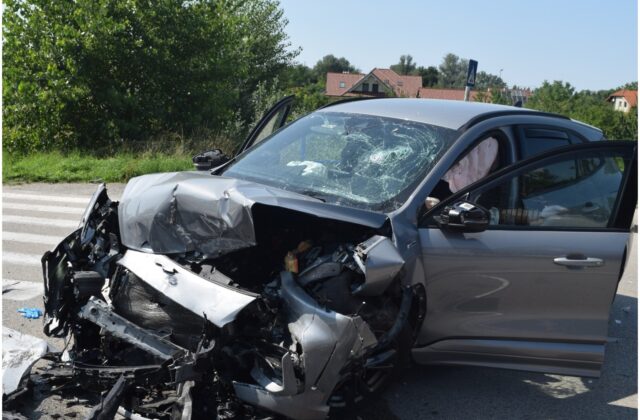 Záchranné zložky zasahovali pri čelnej zrážke dvoch áut, zranenia utrpeli až tri osoby – FOTO