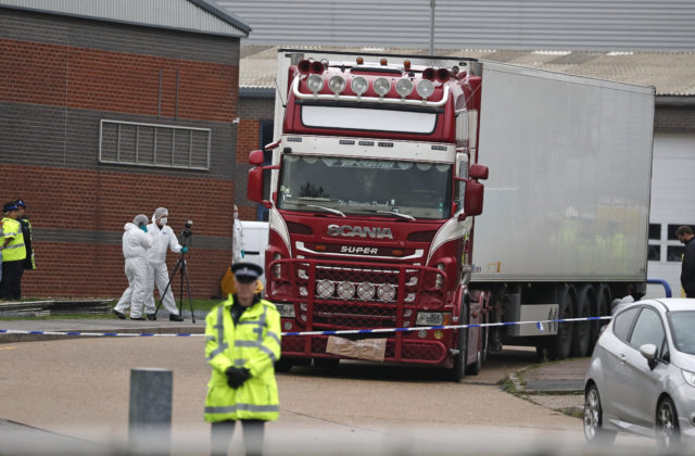 Vodič počul volanie o pomoc. Z chladiarenského auta vo Francúzsku zachránili 15 migrantov