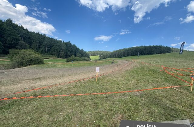 Motocyklista na pretekoch nezvládol skok a narazil do divákov – FOTO