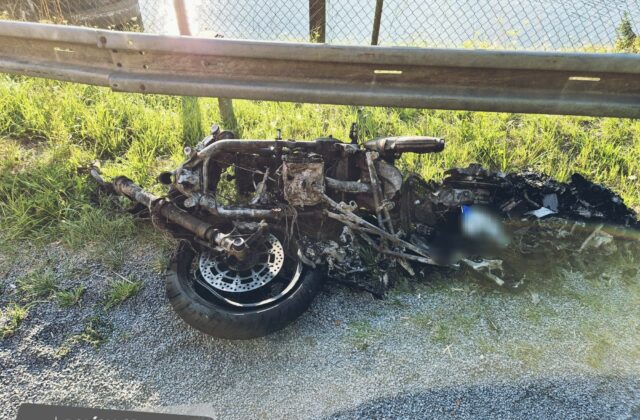 Motocyklista prešiel do protismeru a neprežil zrážku s autom – FOTO