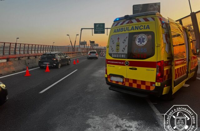 Na diaľnici D1 v Bratislave skončilo auto na streche, nehoda sa stala v pondelok ráno – FOTO