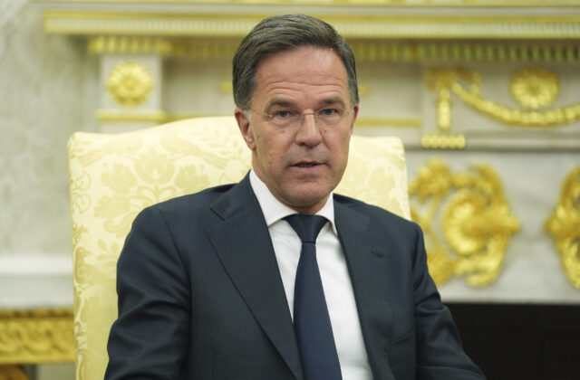 NATO bude Ukrajine zbrane dodávať bez ohľadu na výsledok schôdzky Trumpa s Putinom, povedal Rutte