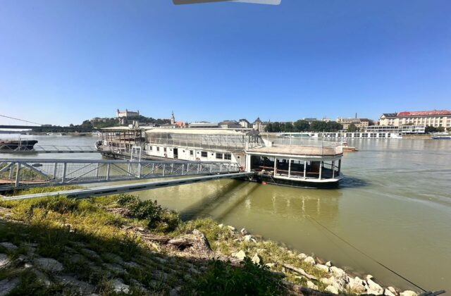 Na Dunaji v Bratislave sa potápa loď, zasahujú aj policajti – FOTO