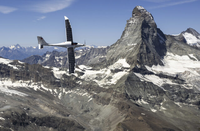 Švajčiarsky pilot dosiahol lietadlom na solárny pohon rekordnú výšku 9 521 metrov