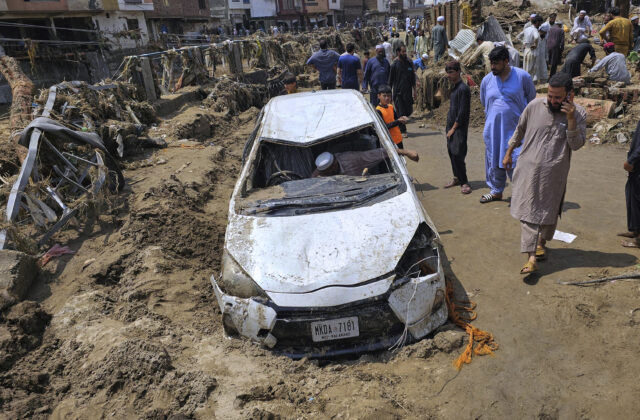 Monzúnové dažde v Pakistane si vyžiadali už najmenej 320 obetí, záchranári pokračujú v pátraní po mŕtvych- FOTO
