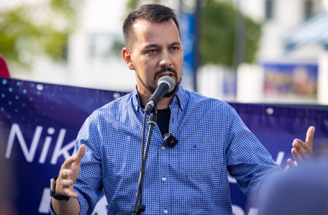 Demokrati avizujú protest v Bratislave, tvrdia že zrušenie úradu oznamovateľov je pomsta Fica a Šutaja Eštoka