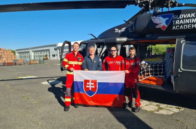Slovenskí hasiči vyrazili do Španielska, pri hasení požiarov budú pomáhať s vrtuľníkom Black Hawk – FOTO