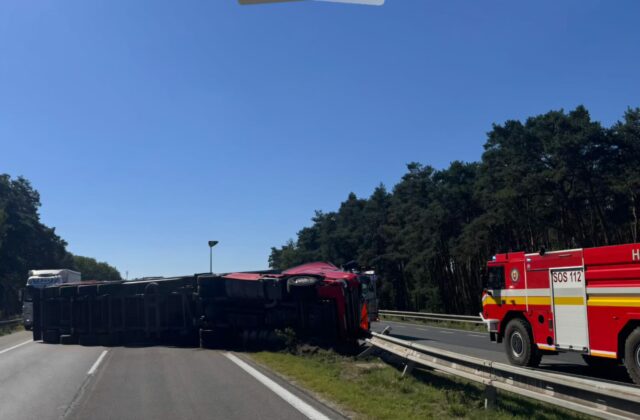 Na diaľnici D2 sa prevrátil kamión, úsek úplne uzavreli – FOTO