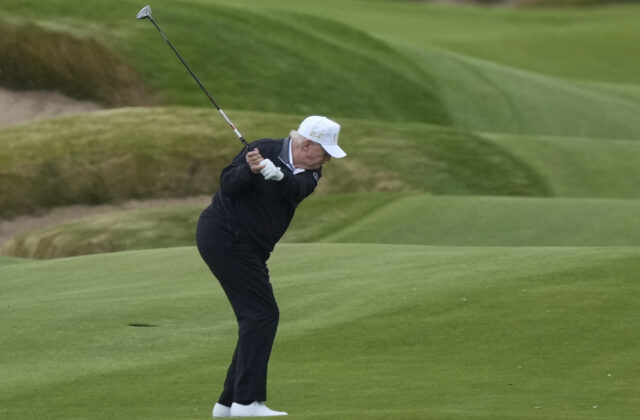 Zelenskyj daroval Trumpovi golfovú palicu vojaka, ktorý prišiel o nohu