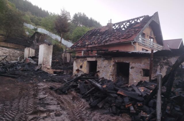 Pri požiari v Hrišovciach zhorel dom aj tri stavby, škody presiahli 130-tisíc eur – FOTO