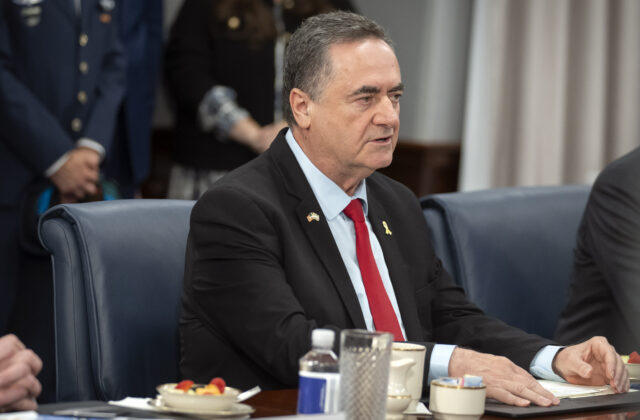 Izraelský minister obrany povolal približne 60-tisíc záložníkov