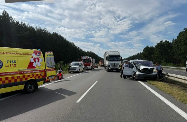 Na diaľnici D2 došlo k zrážke kamióna s autom, cesta je v danom úseku neprejazdná – FOTO