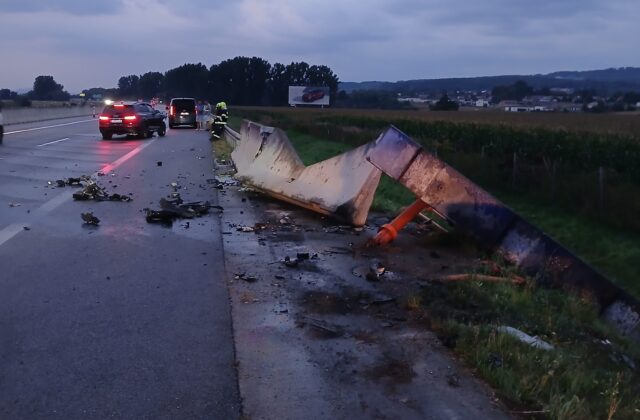 Hasiči zasahovali pri vážnej nehode na D1. Auto dostalo šmyk a narazilo do betónových zábran, zranili sa aj deti – FOTO