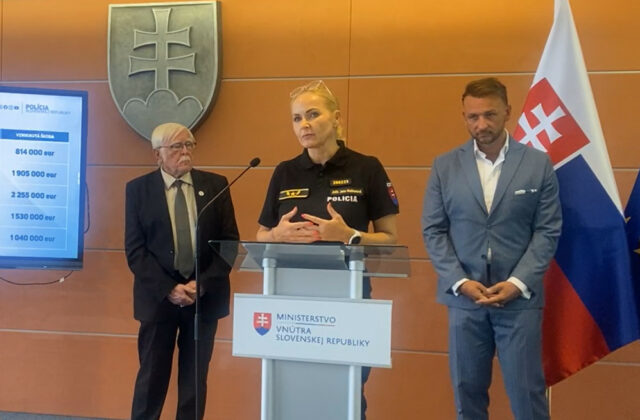 Policajná prezidentka Maškarová skolabovala počas tlačovej konferencie – VIDEO